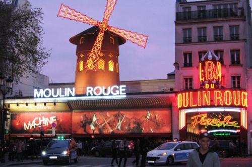 Крылья Moulin Rouge обрушились минувшей ночью