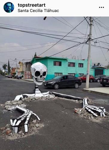 Огромные скелеты «вырвались» из могил в День мертвых в Мехико