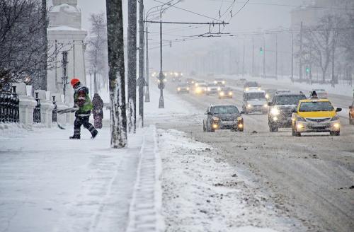 В связи с прогнозом снегопада в московских аэропортах задерживают рейсы