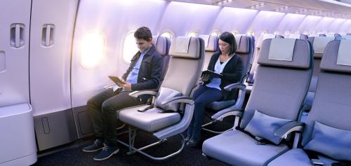 Как сохранить свое личное пространство в самолете. Советы от USA Today