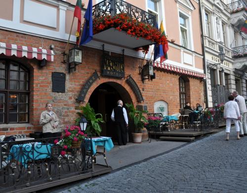 Литва смягчает условия карантина: первыми заработали уличные кафе