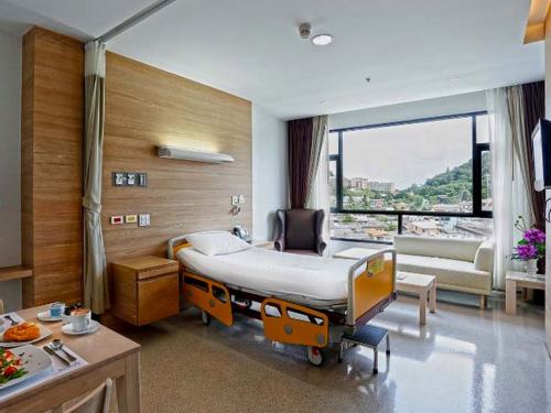 В больницу Таиланда попала китайская туристка, зараженная неизвестным штаммом коронавируса
