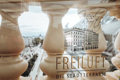 Бар, который живёт на крыше Grand Hotel Wien