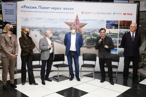 «Россия. Полет через века»: фотовыставка в главном аэропорту страны