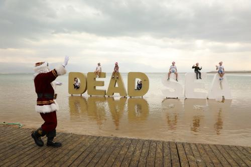 Санта-Клаус установил рождественскую елку посреди Мертвого моря в Израиле