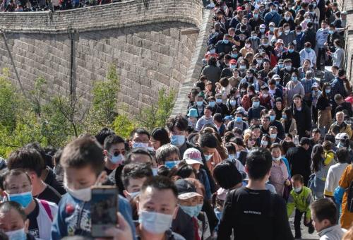 Толпы туристов заполняют Великую Китайскую стену в праздничную неделю