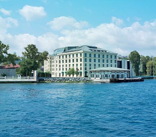 Shangri-La Bosphorus, Istanbul с его искусно спланированными курорторскими программами предлагает свой взгляд на Стамбул