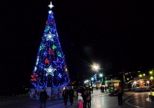 Крым оставили без новогодних ёлок