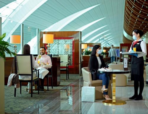 «Эмирейтс» возобновляет работу более 20 залов ожидания в Дубае и других аэропортах мира