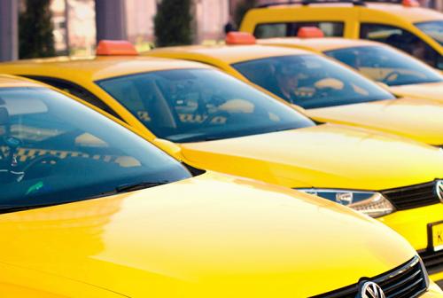 В Москве резко повысились цены на такси, и городские власти забили тревогу