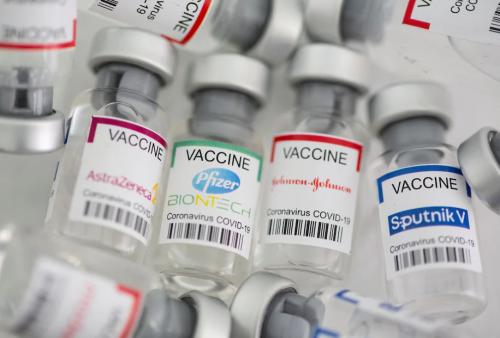 Вакцинная война? США планируют «закрыть двери» для вакцинированных «Спутником V»