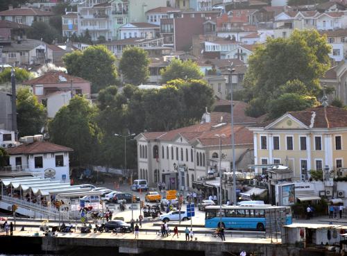 В Стамбуле психически неуравновешенный турок напал на 3 туристов из России