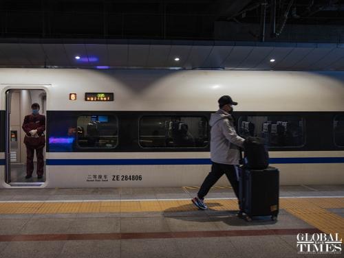 В первый день праздника Весны 2021 года в Китае наблюдается сокращение числа поездок