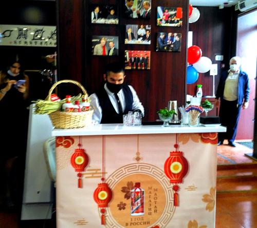 Знаменитый китайский дистиллят «Маотай» отпраздновал год работы своего фирменного магазина в Москве