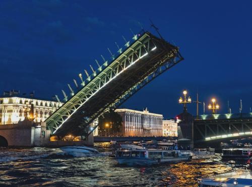 Водные ночные экскурсии с музыкой всё популярнее в Санкт-Петербурге