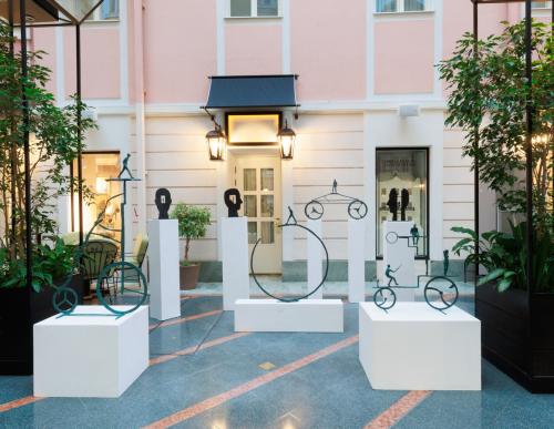 «Путешествие в Метавселенной...»: выставка скульптур Владимира Гофмана в «Гранд Отеле Европа»