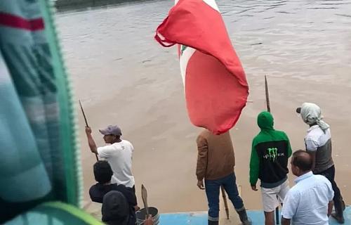 Протестующие перуанские индейцы захватили уже второе судно с туристами