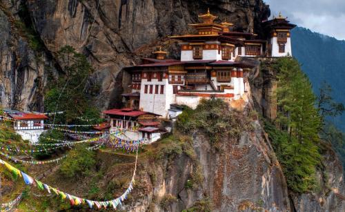 Вам в Гималаи? Бутан уже пускает