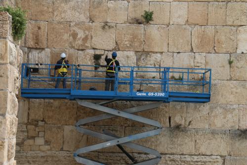 В Израиле подготовили Стену Плача к Песаху