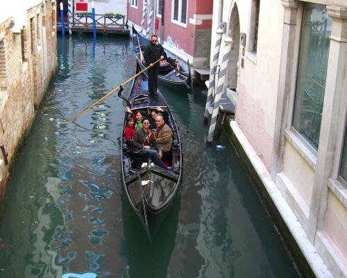 В Венеции не шуметь ночами и не переедать!