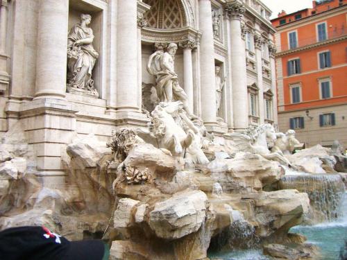 Дурные примеры заразительны: в знаменитом римском фонтане Треви стали купаться туристы