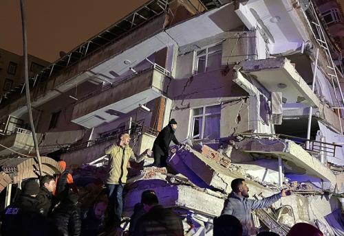 Группу молодых турецких гидов завалило в разрушенном землетрясением отеле