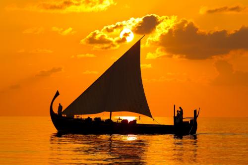 Закат для двоих в Velassaru Maldives