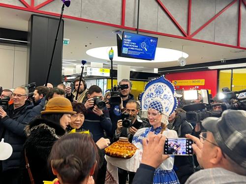 Первую после долгого перерыва группу китайских туристов встретили в Шереметьево хлебом-солью