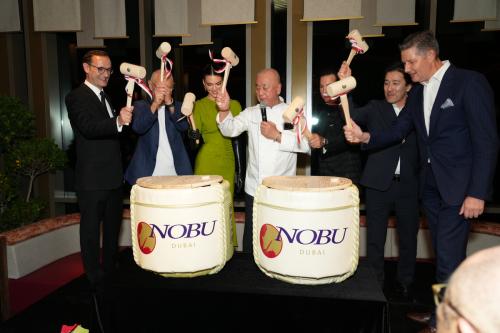 Звёздное открытие Nobu Dubai: Нобу Мацухиса и Меир Тепер провели церемонию саке на открытии нового ресторана