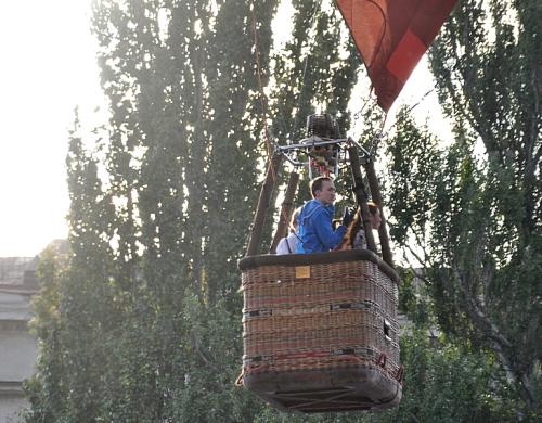 Пассажиры застрявшего на дереве воздушного шара спаслись сами