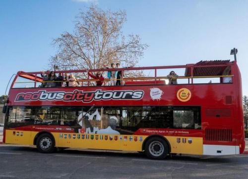 Туристический автобус курсирует по Иерусалиму