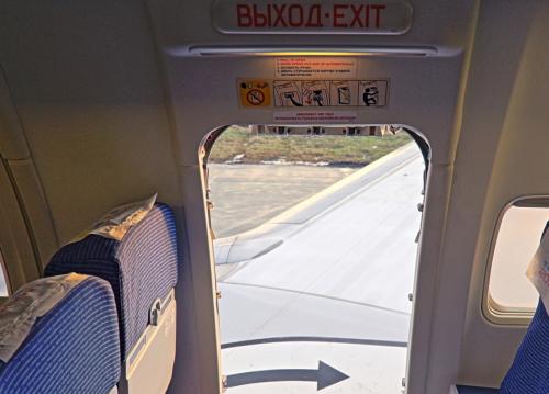Дама из Читы ненароком открыла аварийный выход в самолёте