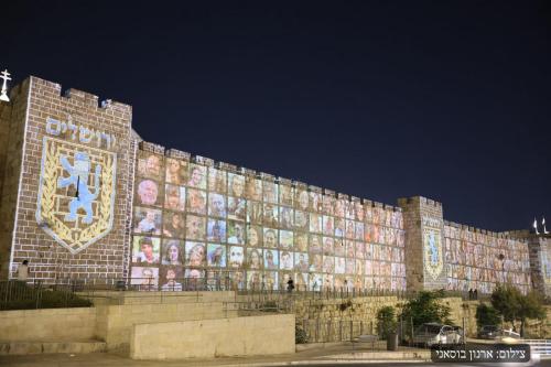 Портреты 240 заложников, удерживаемых Хамасом, отобразили на стенах Старого города Иерусалима 