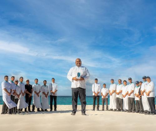 Мальдивский курорт JA Manafaru получил высшую кулинарную награду благодаря команде шефа, которого учила готовить мама