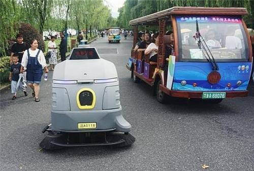 Робот-дворник появился в парке озера Сиху китайского города Ханчжоу