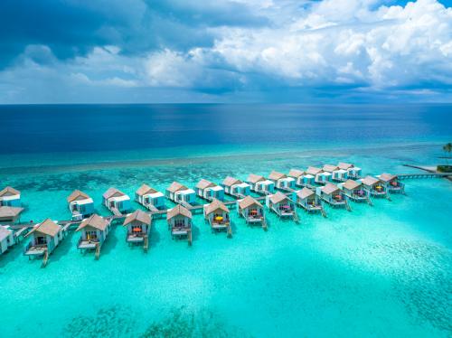 CROSSROADS Maldives приглашает путешественников продлить лето на островах