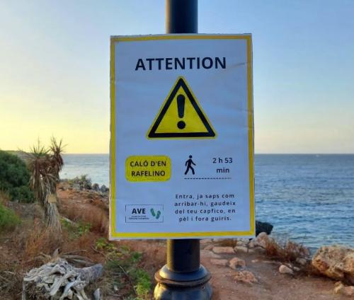 Жители ряда испанских курортов настолько устали от туристов, что пытаются отпугнуть их от пляжей