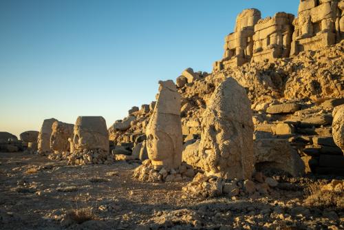 Встречайте рассвет среди монументальных скульптур на горе Немрут
