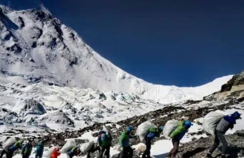 На Эвересте тают снега, и вновь видно, как альпинисты превращают легендарную гору в гигантский унитаз