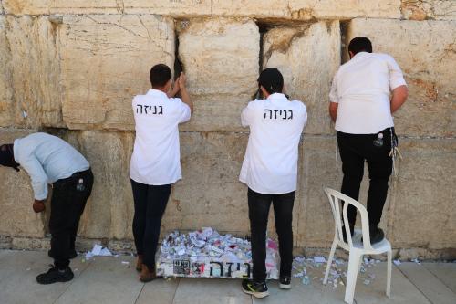 Стену Плача в Иерусалиме очистили от записок в преддверии праздника Песах