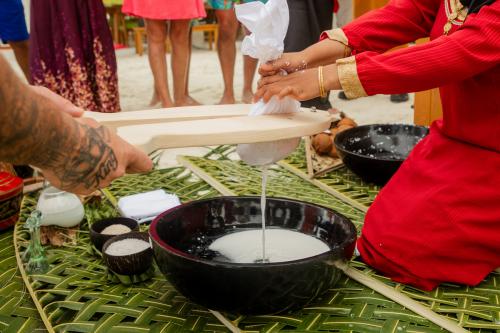 Sun Siyam Resorts знакомит с мальдивским опытом изготовления кокосового масла