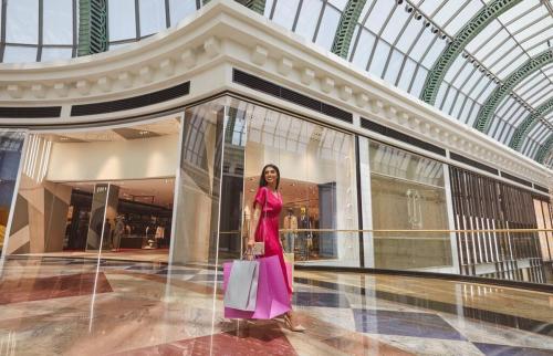В Дубае стартовал масштабный летний фестиваль шопинга Dubai Summer Surprises 2024 
