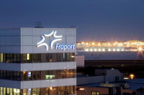 Парализован один из крупнейших хабов Европы – аэропорт Франкфурта: к нему приклеились климатические активисты