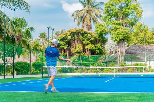 Игры семейной жизни в Velassaru Maldives: на курорте открылся профессиональный теннисный корт со своим коучем