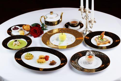 «Гранд Отель Европа» готовит к пушкинскому дню рождения много вкусных угощений 