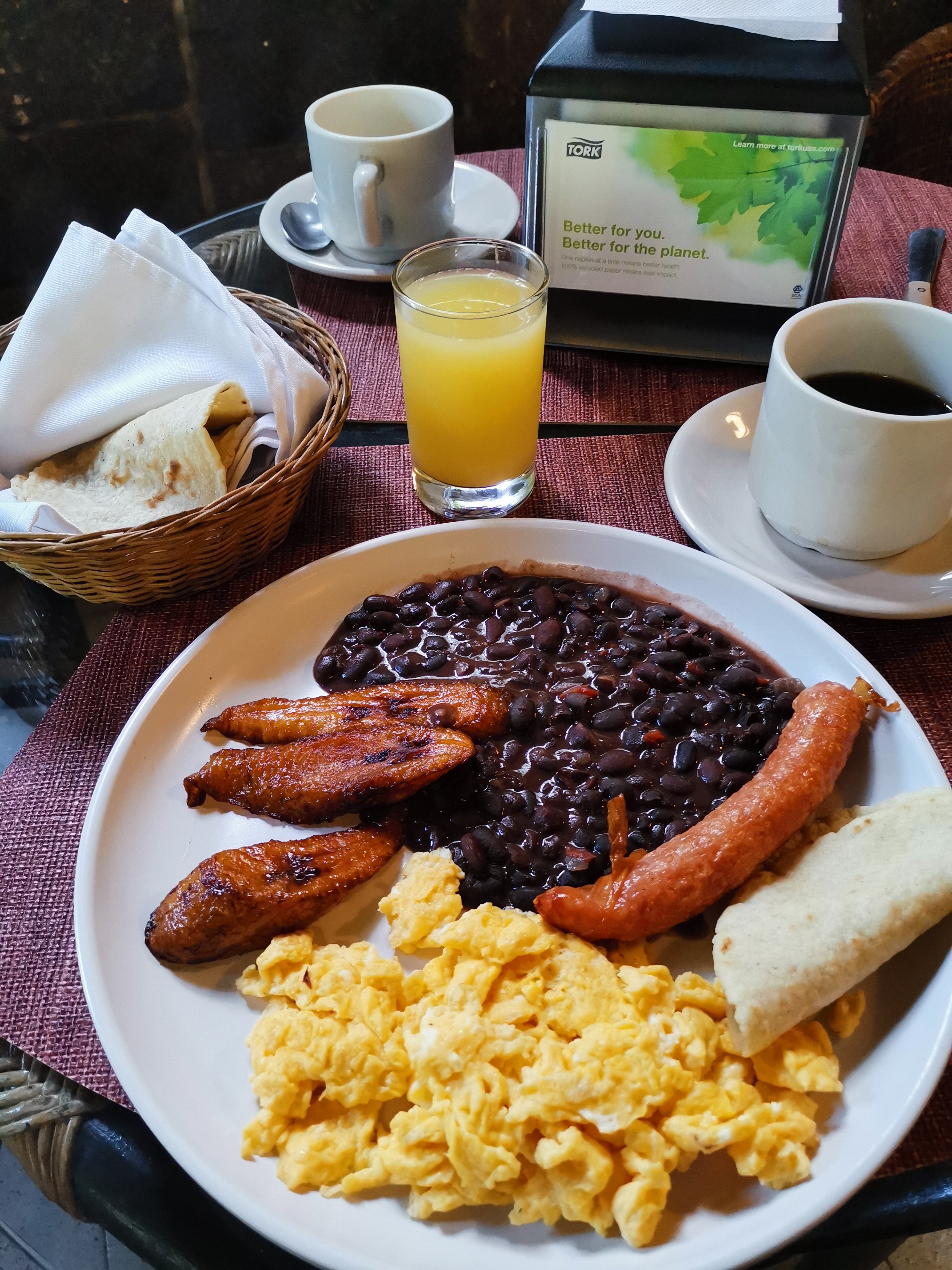 Типичный гватемальский завтрак (El desayuno Chapín) в столичном апартотеле....