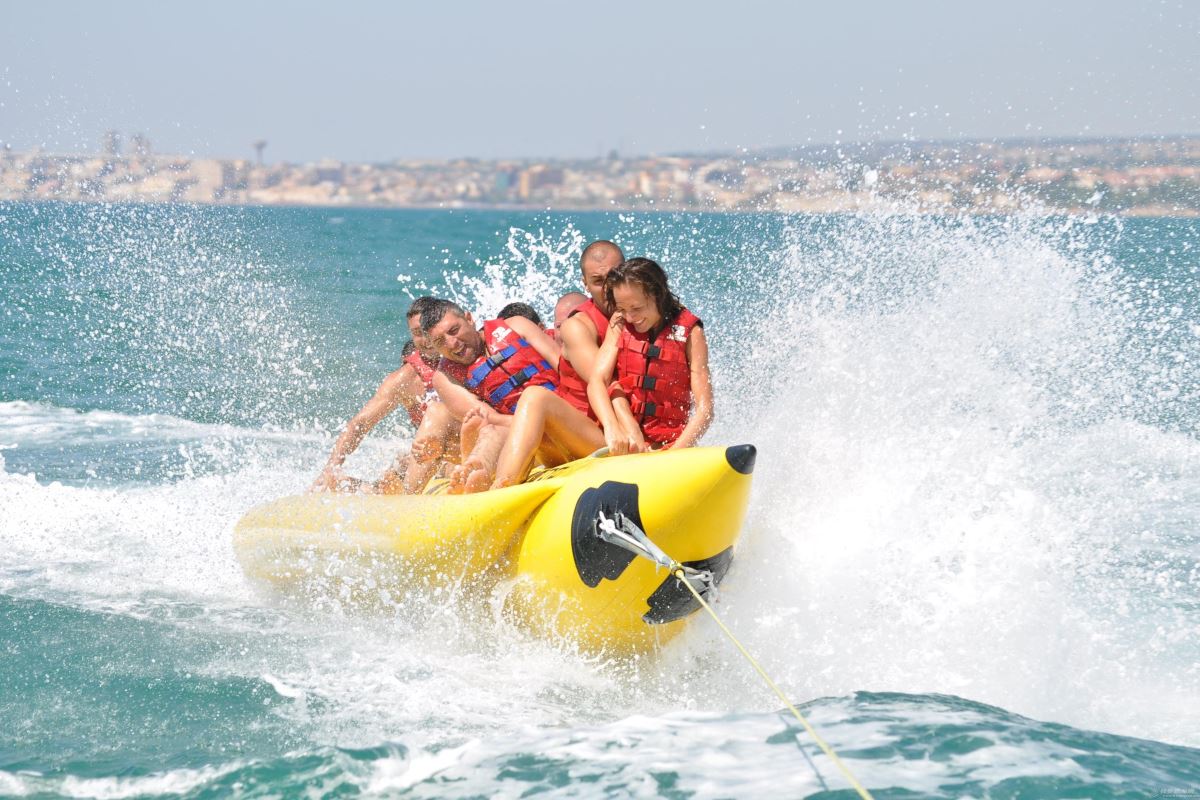 Развлечения на море. Водный аттракцион банан. Катание на банане на море. Развлечения на воде. Водные развлечения в Турции.