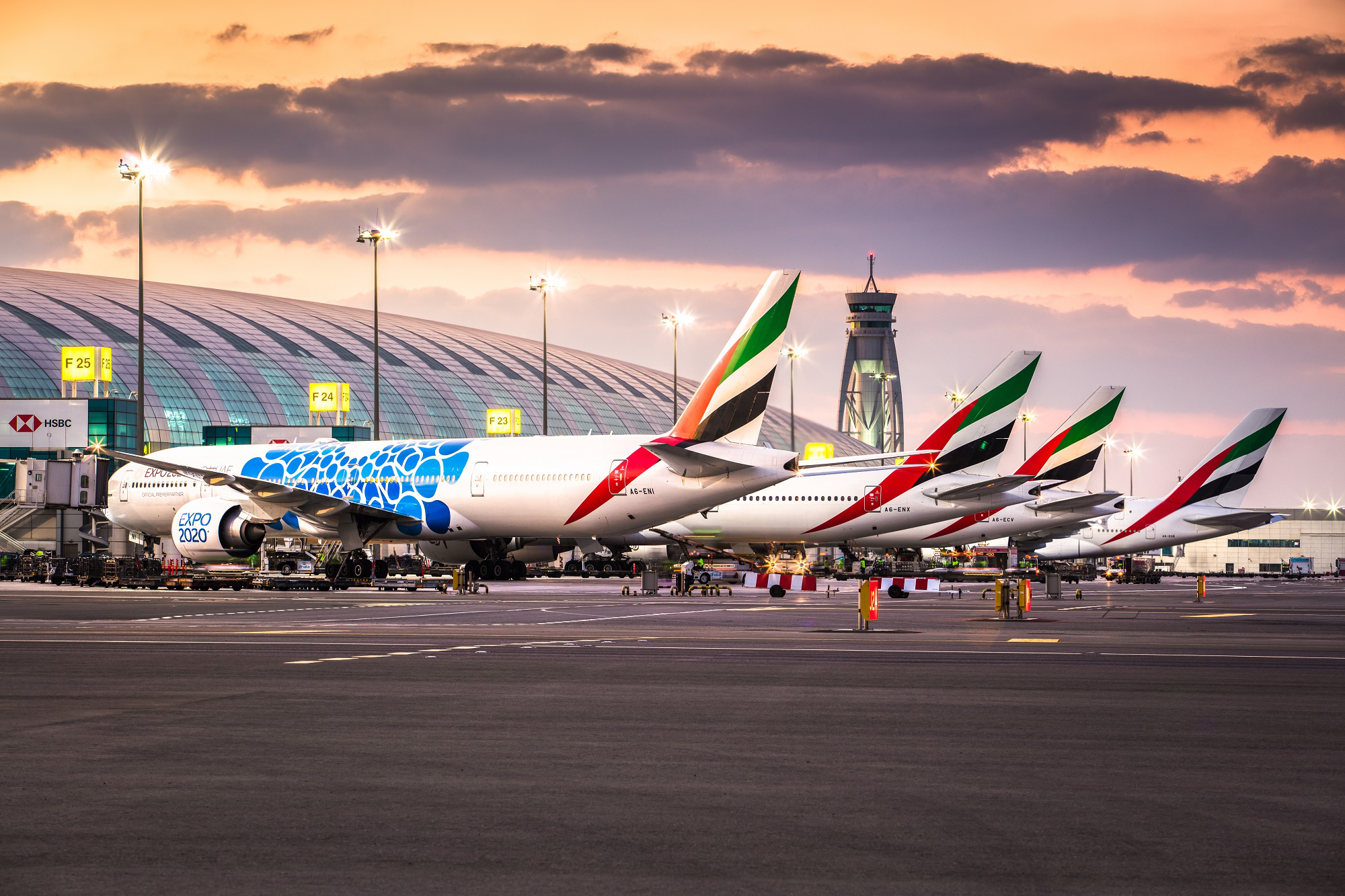 Сайт эмирейтс. Авиакомпания Дубай Эмирейтс. Самолет Дубай Эмирейтс. Дубайская авиакомпания Emirates. Авиалинии Дубай Эмирейтс самолеты.