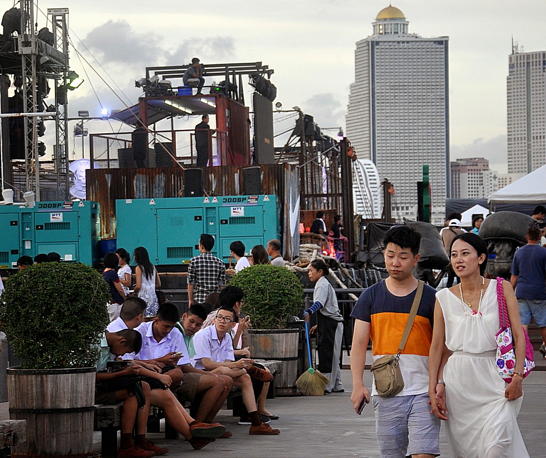 Как называется бангкок. Полное название Бангкока. Улица Бангкока с металлическим мусором. Бангкок с людьми фото горизонтальные.