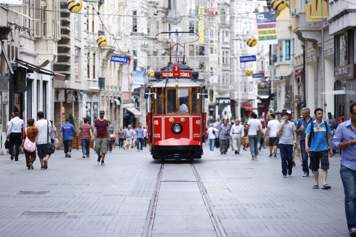 Стамбул часовой. Улица Истикляль в Стамбуле.